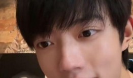 网友爆料肖战拍月亮视频,月下美少年！